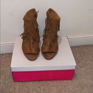 Brown heel with fringe